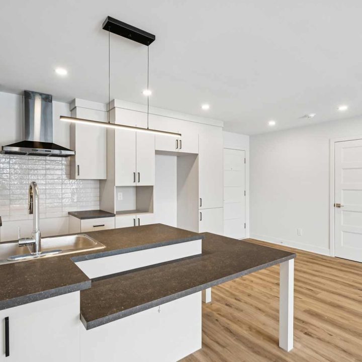 304-101-rue-salaberry-ouest-salaberry-de-valleyfield-cuisine-comptoir-lunch cuisine d'un condo neuf du Vesta 2 à Valleyfield